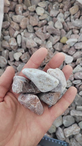 Kamenclub.ru: Мраморная крошка (щебень галтованный розовый) фр.20-40 мм.  купить в Махачкале мрамор розовый, красный оголтованный округлый щебень  15000 руб/т   фото КАМЕНЬ КЛУБ