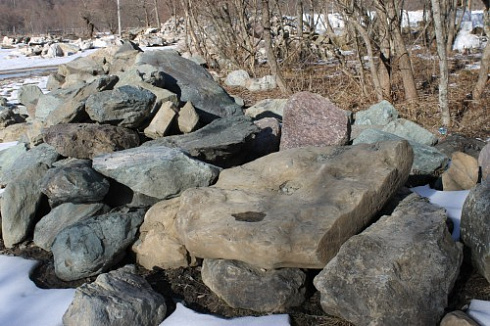 Kamenclub.ru: Гранит скальник (серо-зеленый) фр. 500-1500 мм.  купить в Махачкале гранит мрамор  серый зеленый темно-серый глыба скальная колотая ландшафтная 7 500 руб/т   фото КАМЕНЬ КЛУБ