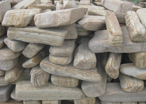 Kamenclub.ru: Песчаник пластушка галтованный желтый с рисунком (3 см)  купить в Махачкале плитняк - пластушка желтый песчаник 21000 руб/м3   фото КАМЕНЬ КЛУБ