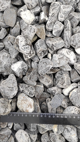 Kamenclub.ru: Щебень галтованный черный (мрамор) фр.40-70 мм.  купить в Махачкале мрамор черный с белыми прожилками, черный, белый щебень галтованный округлый 13500 руб/т   фото КАМЕНЬ КЛУБ