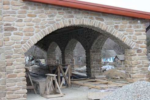 Kamenclub.ru: Песчаник для строительства и кладки блочный (фр 100-200 мм)  купить в Махачкале песчаник бежевый серый рыжий валун мелкий для строительства песчаник 6500 руб/т   фото КАМЕНЬ КЛУБ