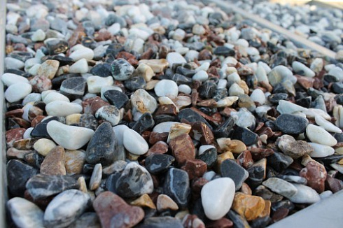 Kamenclub.ru: Мраморная крошка (щебень галтованный микс:белый-черный-розовый-медовый) фр.10-20 мм.  купить в Махачкале мрамор белый, медовый, черный, розовый мраморный декоративный ландшафтный окатанный округлый галтованный щебень 15500 руб/т   фото КАМЕНЬ КЛУБ