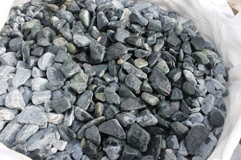 Kamenclub.ru: Щебень галтованный зеленый (змеевик) фр. 50-100 мм.  купить в Махачкале галтовка мраморная зеленый, салатовый мрамор 12 500 руб/т   фото КАМЕНЬ КЛУБ