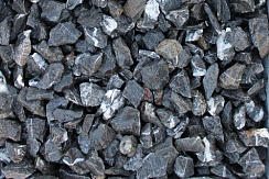 Kamenclub.ru: Щебень крошка черный (мрамор) фр. 5-10 мм.  купить в Махачкале мрамор черный с белыми прожилками, черный, белый мраморная крошка декоративная ландшафтная 11000 руб/т   фото КАМЕНЬ КЛУБ