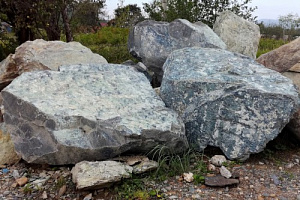 Kamenclub.ru: Змеевик скальник фр. 500-1500 мм.  купить в Махачкале змеевик зеленый серый черный глыба скальная колотая 7500 руб/т   фото КАМЕНЬ КЛУБ