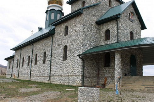 Kamenclub.ru: Галька речная плоская (бело-серая) фр. 100-200-300 мм. купить  в Махачкале галька речная плоская серый, белый, бело-серый, серо-белый речная галька плоская  9000 руб/т   фото КАМЕНЬ КЛУБ