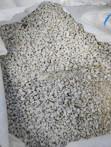 Kamenclub.ru: Мраморная крошка, щебень, цвет-белый, фр. 5-10 мм.  купить в Махачкале мрамор белый, айвори, молочный мраморная каменная крошка ландшафтная 12000 руб/т   фото КАМЕНЬ КЛУБ