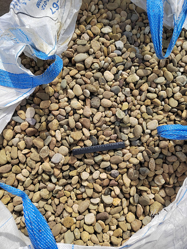 Kamenclub.ru: Галька речная окат рыжая фр. 20-40 мм. купить  в Махачкале галька речная окатанная рыжая желтая серая округлая речная галька 5000 руб/т   фото КАМЕНЬ КЛУБ