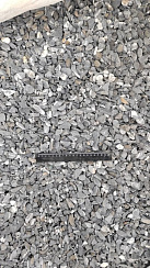 Kamenclub.ru: Щебень галтованный черный (мрамор) фр.10-20 мм.  купить в Махачкале мрамор черный с белыми прожилками, черный, белый окатанный округлый ландшафтный декоративный щебень 15000 руб/т   фото КАМЕНЬ КЛУБ