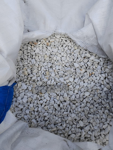 Kamenclub.ru: Мраморная крошка, щебень, цвет-белый, фр. 10-20 мм.  купить в Махачкале мрамор белый, молочный айвори каменная ландшафтная декоративная крошка шебня 12000 руб/т   фото КАМЕНЬ КЛУБ