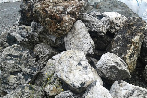 Kamenclub.ru: Черный гранит - кварцит фр. 500-1000 мм.  купить в Махачкале гранит кварцит черный серый белый скальный колотый валун 9750 руб/т   фото КАМЕНЬ КЛУБ