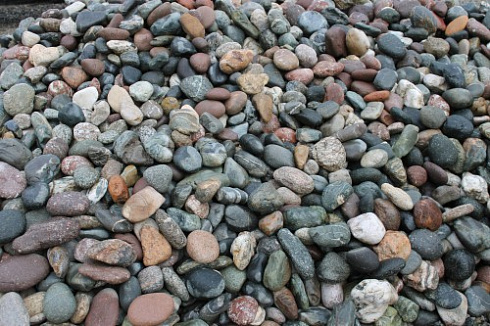 Kamenclub.ru: Галька окат (цветная картошка) фр. 50-100 мм. купить  в Махачкале галька природная окатанная серый белый цветной синий темно-серый коричневый округлый галечник окатанный 6800 руб/т   фото КАМЕНЬ КЛУБ