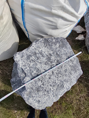 Kamenclub.ru: Черный мрамор скальник фр. 1000-1500 мм.  купить в Махачкале мрамор черный белый серый крупный колотый валун ландшафтный 9000 руб/т   фото КАМЕНЬ КЛУБ