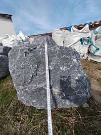 Kamenclub.ru: Черный мрамор скальник фр. 1000-1500 мм.  купить в Махачкале мрамор черный белый серый крупный колотый валун ландшафтный 9000 руб/т   фото КАМЕНЬ КЛУБ