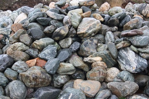 Kamenclub.ru: Ландшафтные валунчики фр.100-500 мм.  купить в Махачкале крупный природный камень серый, темно-серый, светло-серый речной валун крупный 4800 руб/т   фото КАМЕНЬ КЛУБ