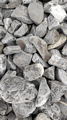 Kamenclub.ru: Щебень галтованный черный (мрамор) фр.40-70 мм.  купить в Махачкале мрамор черный с белыми прожилками, черный, белый щебень галтованный округлый 13500 руб/т   фото КАМЕНЬ КЛУБ