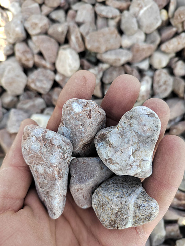 Kamenclub.ru: Мраморная крошка (щебень галтованный розовый) фр.20-40 мм.  купить в Махачкале мрамор розовый, красный оголтованный округлый щебень  15000 руб/т   фото КАМЕНЬ КЛУБ