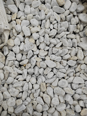 Kamenclub.ru: Мраморная крошка (щебень галтованный белый) фр.40-70 мм.  купить в Махачкале мрамор белый молочный айвори окатанный округлый природный камень 17000 руб/т   фото КАМЕНЬ КЛУБ