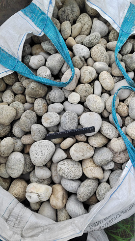 Kamenclub.ru: Галька речная окат (серо-белая) фр. 70-120 мм купить  в Махачкале галька галечник бело-серая, серо-белая, серая, белая речная природная галька  8000 руб/т   фото КАМЕНЬ КЛУБ