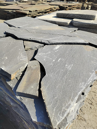 Kamenclub.ru: Песчаник пластушка светло-серый (3,0 см)  купить в Махачкале песчаник светло-серый, серый песчаник рваный ландшафтный колотый 13800 руб/м3   фото КАМЕНЬ КЛУБ