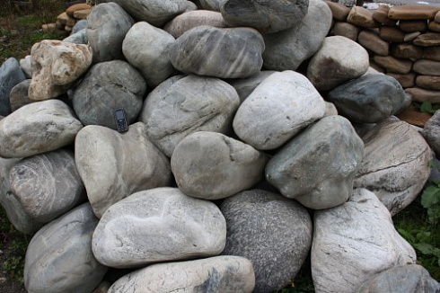 Kamenclub.ru: Речной валун Кабанчик фр.300-500 мм.  купить в Махачкале крупный природный камень галька серый, темно-серый речной валун галечник масштабный 7000 руб/т   фото КАМЕНЬ КЛУБ