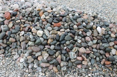 Kamenclub.ru: Галька окат (цветная картошка) фр. 50-100 мм. купить  в Махачкале галька природная окатанная серый белый цветной синий темно-серый коричневый округлый галечник окатанный 6800 руб/т   фото КАМЕНЬ КЛУБ