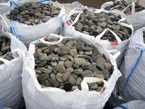 Kamenclub.ru: Галька речная плоская (ассорти) фр. 70-150 мм. купить  в Махачкале галька галечник серый белый темно-серый синий светло-серый плоская природная галька  9000 руб/т   фото КАМЕНЬ КЛУБ
