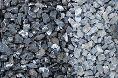 Kamenclub.ru: Щебень крошка черный (мрамор) фр. 20-40 мм.  купить в Махачкале мрамор черный с белыми прожилками мраморная каменная крошка 11000 руб/т   фото КАМЕНЬ КЛУБ