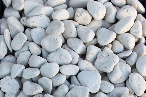 Kamenclub.ru: Мраморная крошка (щебень галтованный белый) фр.40-70 мм.  купить в Махачкале мрамор белый молочный айвори окатанный округлый природный камень 17000 руб/т   фото КАМЕНЬ КЛУБ