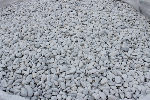 Kamenclub.ru: Мраморная крошка (щебень галтованный белый) фр.10-20 мм.  купить в Махачкале мрамор белый, молочный, айвори окатанный округлый декоративный ландшафтный щебень 17000 руб/т   фото КАМЕНЬ КЛУБ