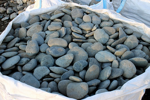 Kamenclub.ru: Галька речная плоская (темно-серая) фр. 70-150 мм. купить  в Махачкале галечник природный темно-серый серый синий речная плоская природная окатанная  9000 руб/т   фото КАМЕНЬ КЛУБ