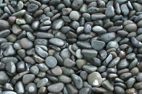 Kamenclub.ru: Галька речная окат (темно-серая) фр. 70-150 мм. купить  в Махачкале галька речная темно-серая, синяя, серая речная галька округлая  8000 руб/т   фото КАМЕНЬ КЛУБ