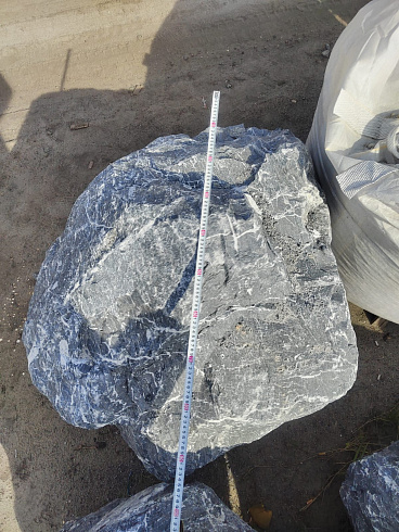 Kamenclub.ru: Черный мрамор скальник фр. 1000-1500 мм.  купить в Махачкале мрамор черный белый серый крупный колотый валун ландшафтный 9000 руб/т   фото КАМЕНЬ КЛУБ