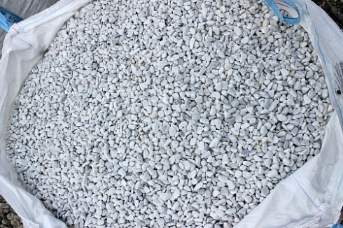 Kamenclub.ru: Мраморная крошка (щебень галтованный белый) фр.10-20 мм.  купить в Махачкале мрамор белый, молочный, айвори окатанный округлый декоративный ландшафтный щебень 17000 руб/т   фото КАМЕНЬ КЛУБ