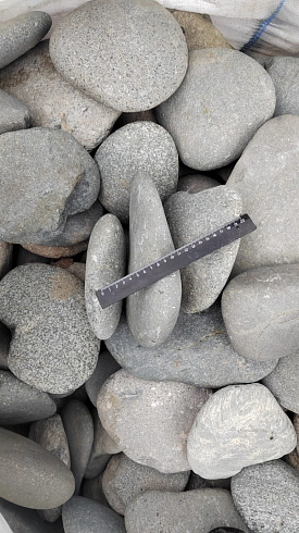 Kamenclub.ru: Галька речная плоская (темно-серая) фр. 70-150 мм. купить  в Махачкале галечник природный темно-серый серый синий речная плоская природная окатанная  9000 руб/т   фото КАМЕНЬ КЛУБ