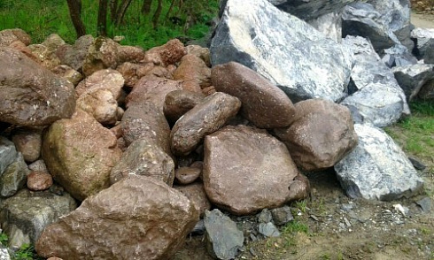 Kamenclub.ru: Конгломераты фр. 300-1000 мм.  купить в Махачкале кварц мрамор диабаз коричневый, серый зеленоватый речной валун крупный 6500 руб/т   фото КАМЕНЬ КЛУБ