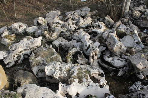 Kamenclub.ru: Выветренный известняк (степной) фр. 500-1500 мм.  купить в Махачкале    10000 руб/т   фото КАМЕНЬ КЛУБ