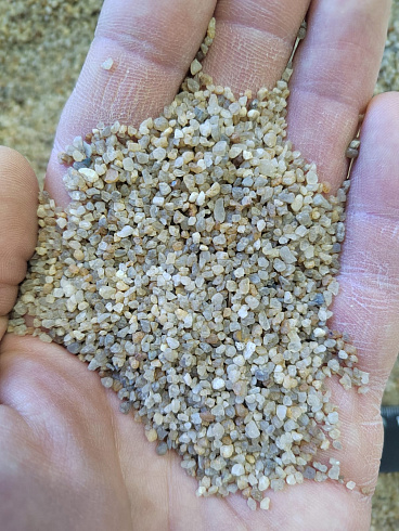 Кварцевый песок для водоподготовки фр. 1,6-3 мм.  купить в Махачкале фото Камень Клуб