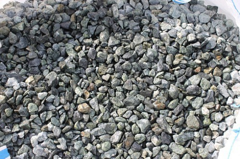 Kamenclub.ru: Щебень крошка зеленый (змеевик) фр. 20-40 мм.  купить в Махачкале мрамор зеленый, салатовый ландшафтная мраморная крошка 8500 руб/т   фото КАМЕНЬ КЛУБ