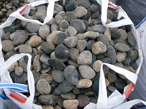 Kamenclub.ru: Галька речная плоская (ассорти) фр. 100-200-300 мм. купить  в Махачкале галька плоская разноцветная серый белый темно-серый синий речная галька ландшафтная 8000 руб/т   фото КАМЕНЬ КЛУБ