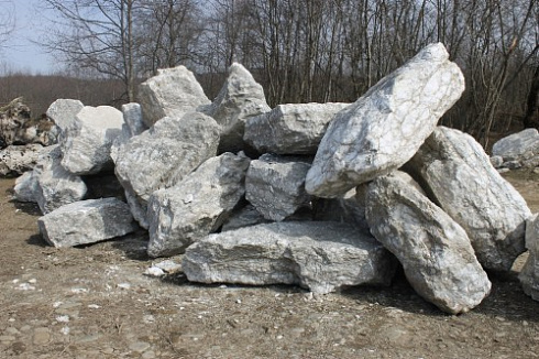 Kamenclub.ru: Мраморизированный известняк фр.500-1500 мм.  купить в Махачкале    10000 руб/т   фото КАМЕНЬ КЛУБ