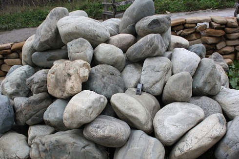 Kamenclub.ru: Речной валун Кабанчик фр.300-500 мм.  купить в Махачкале крупный природный камень галька серый, темно-серый речной валун галечник масштабный 7000 руб/т   фото КАМЕНЬ КЛУБ