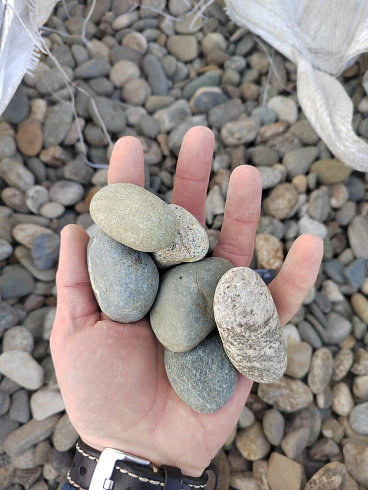 Kamenclub.ru: Галька речная окат (пестрая) фр. 20-40 мм. купить  в Махачкале галька речная пестрая, серая, серые оттенки галька речная окатанная округлая 5000 руб/т   фото КАМЕНЬ КЛУБ