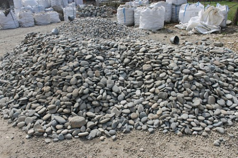 Kamenclub.ru: Галька речная плоская (ассорти) фр. 70-150 мм. купить  в Махачкале галька галечник серый белый темно-серый синий светло-серый плоская природная галька  9000 руб/т   фото КАМЕНЬ КЛУБ