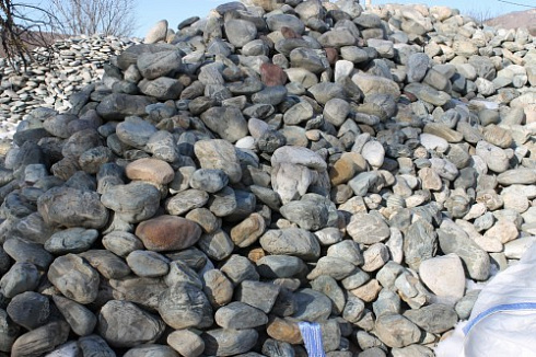Kamenclub.ru: Ландшафтные валунчики фр.100-500 мм.  купить в Махачкале крупный природный камень серый, темно-серый, светло-серый речной валун крупный 4800 руб/т   фото КАМЕНЬ КЛУБ
