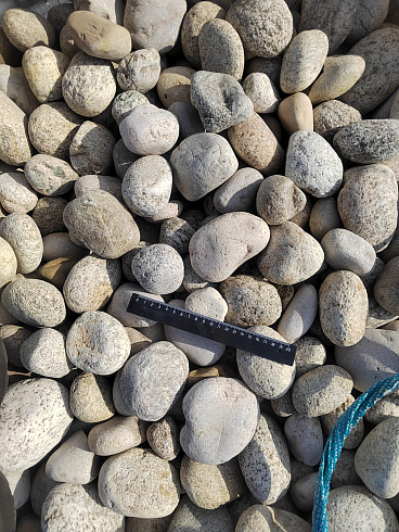 Kamenclub.ru: Галька речная окат (серо-белая) фр. 70-120 мм купить  в Махачкале галька галечник бело-серая, серо-белая, серая, белая речная природная галька  8000 руб/т   фото КАМЕНЬ КЛУБ