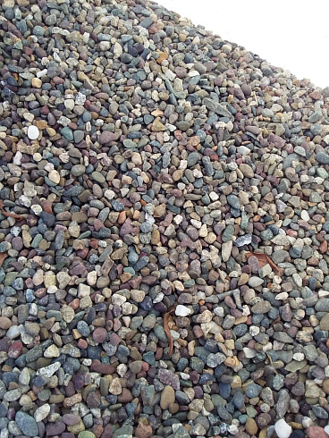 Kamenclub.ru: Галька речная окат цветная фр.5-10 мм. купить  в Махачкале галька речная белый, серый, красноватый, синий, темно-серый речная окатанная галька декоративная 6800 руб/т   фото КАМЕНЬ КЛУБ