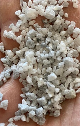 Каменная крошка или мелкозернистый щебень как фрикционный противогололёдный материал - у нас можно заказать природный камень по низким ценам - как заказать, где купить без посредников, куда обратиться, быстро с доставкой под ключ - в Камень Клуб