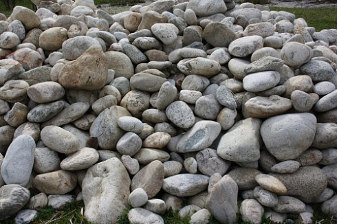 Kamenclub.ru: Бело-серый валунчик фр.100-300 мм.  купить в Махачкале крупный камень для ландшафта серый, белый бело-серый валун крупная галька 4500 руб/т   фото КАМЕНЬ КЛУБ