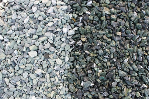 Kamenclub.ru: Мраморная крошка (щебень галтованный микс:зеленый-черный) фр.10-20 мм.  купить в Махачкале мрамор зеленый, черный декоративные ландшафтные окатанные округлые камни щебня 14500 руб/т   фото КАМЕНЬ КЛУБ